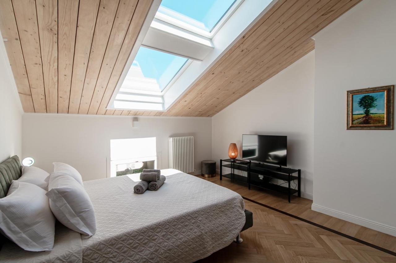 Attic 64 - The House Of Travelers Lejlighed Como Eksteriør billede