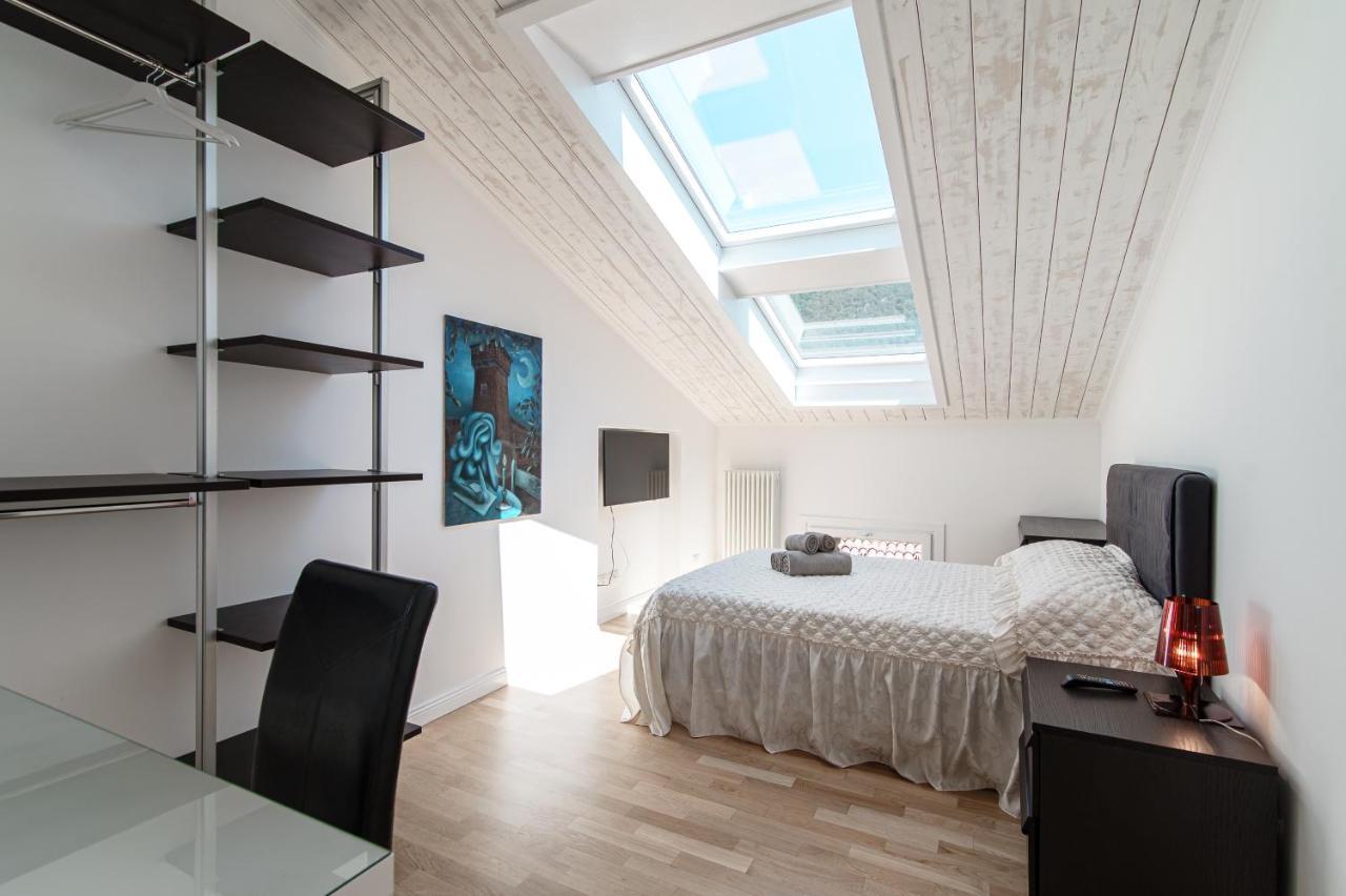 Attic 64 - The House Of Travelers Lejlighed Como Eksteriør billede