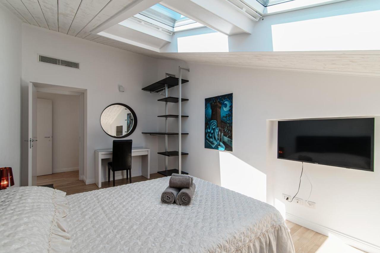 Attic 64 - The House Of Travelers Lejlighed Como Eksteriør billede