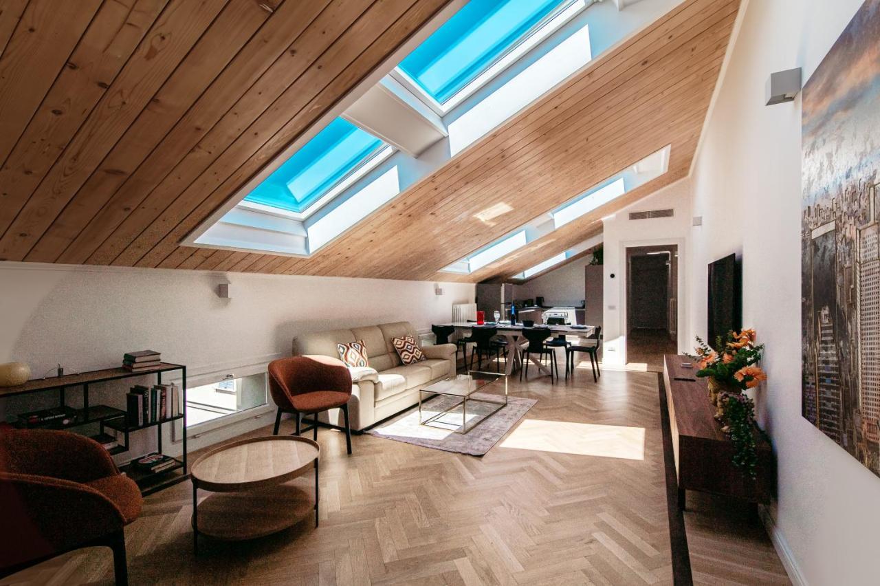 Attic 64 - The House Of Travelers Lejlighed Como Eksteriør billede